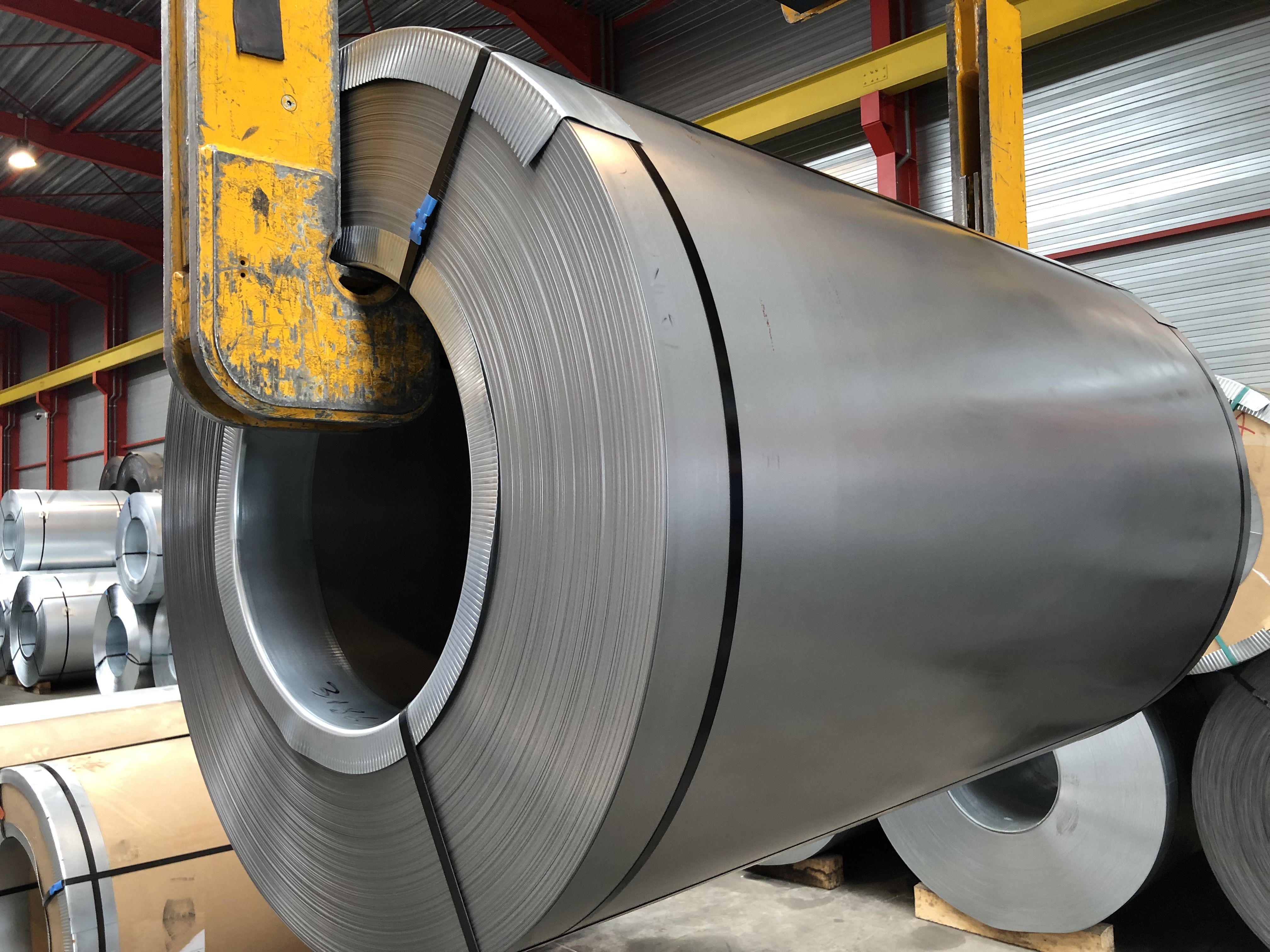 Bobines d'acier dans l'entrepot MCM Steel illustrant l'expertise marche